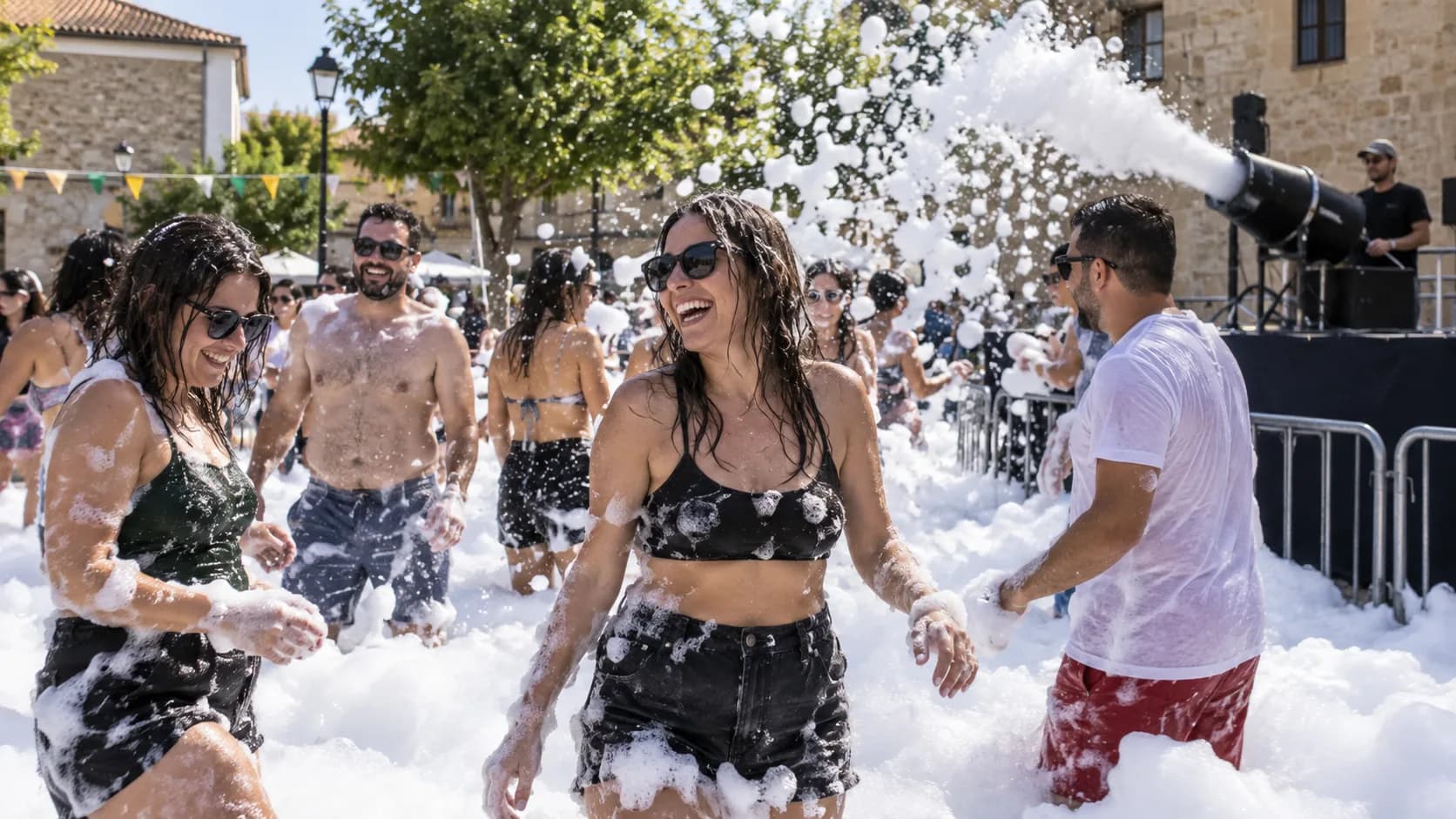 Participants à une soirée mousse en plein air avec un canon derrière une barrière