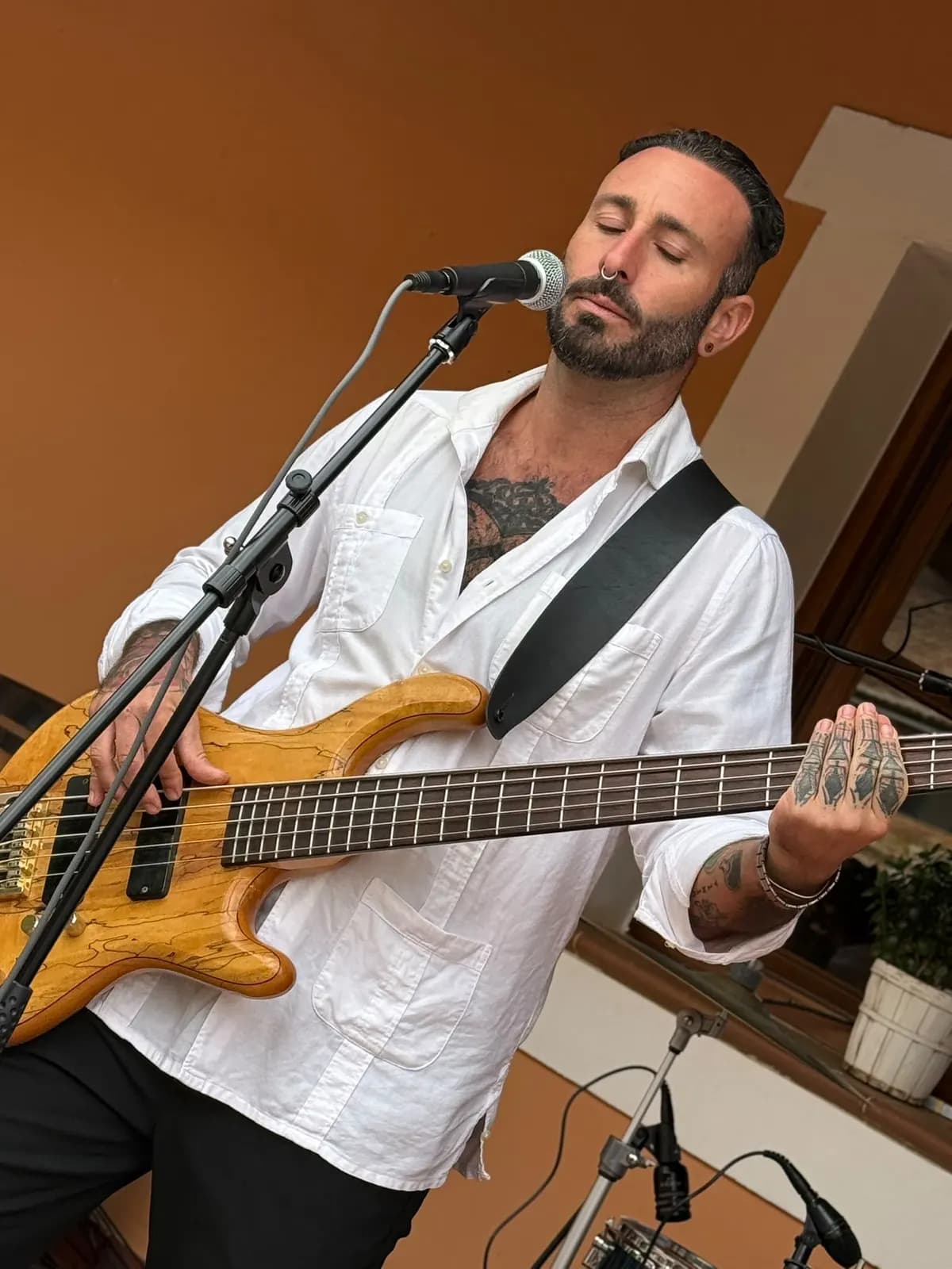 Bassiste de Califa Jerezano chantant pendant le live du mariage à la Bodega Finca Los Aljibes