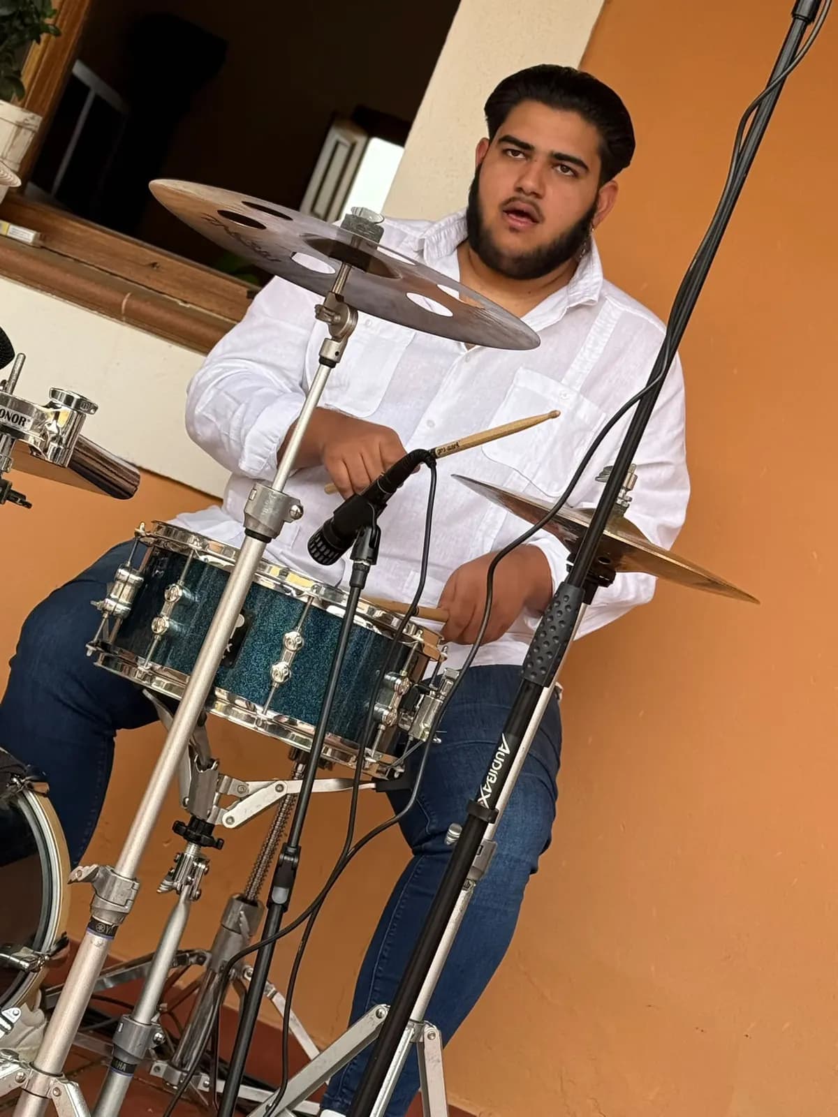 Batteur de Califa Jerezano pendant le concert dans le patio du domaine