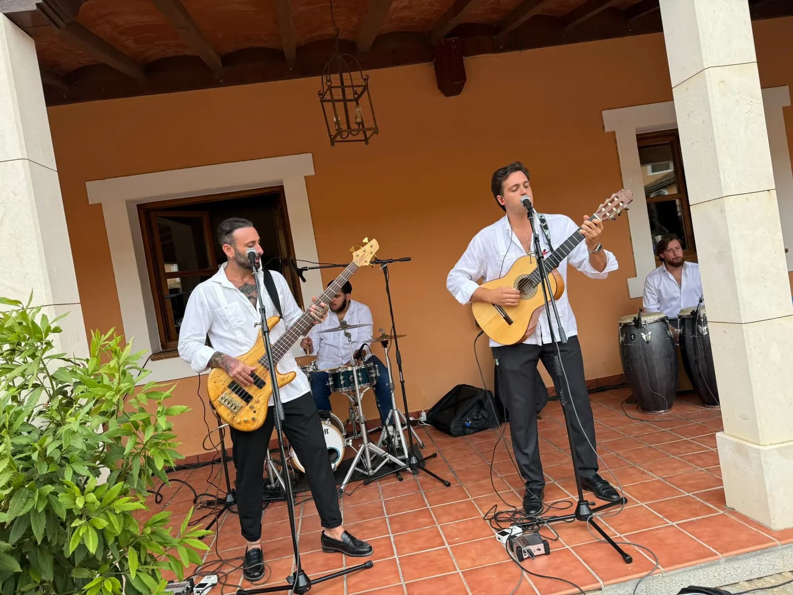 Califa Jerezano en live dans le patio de la Bodega Finca Los Aljibes : chant et guitare espagnole, basse, batterie et percussions avec leurs micros