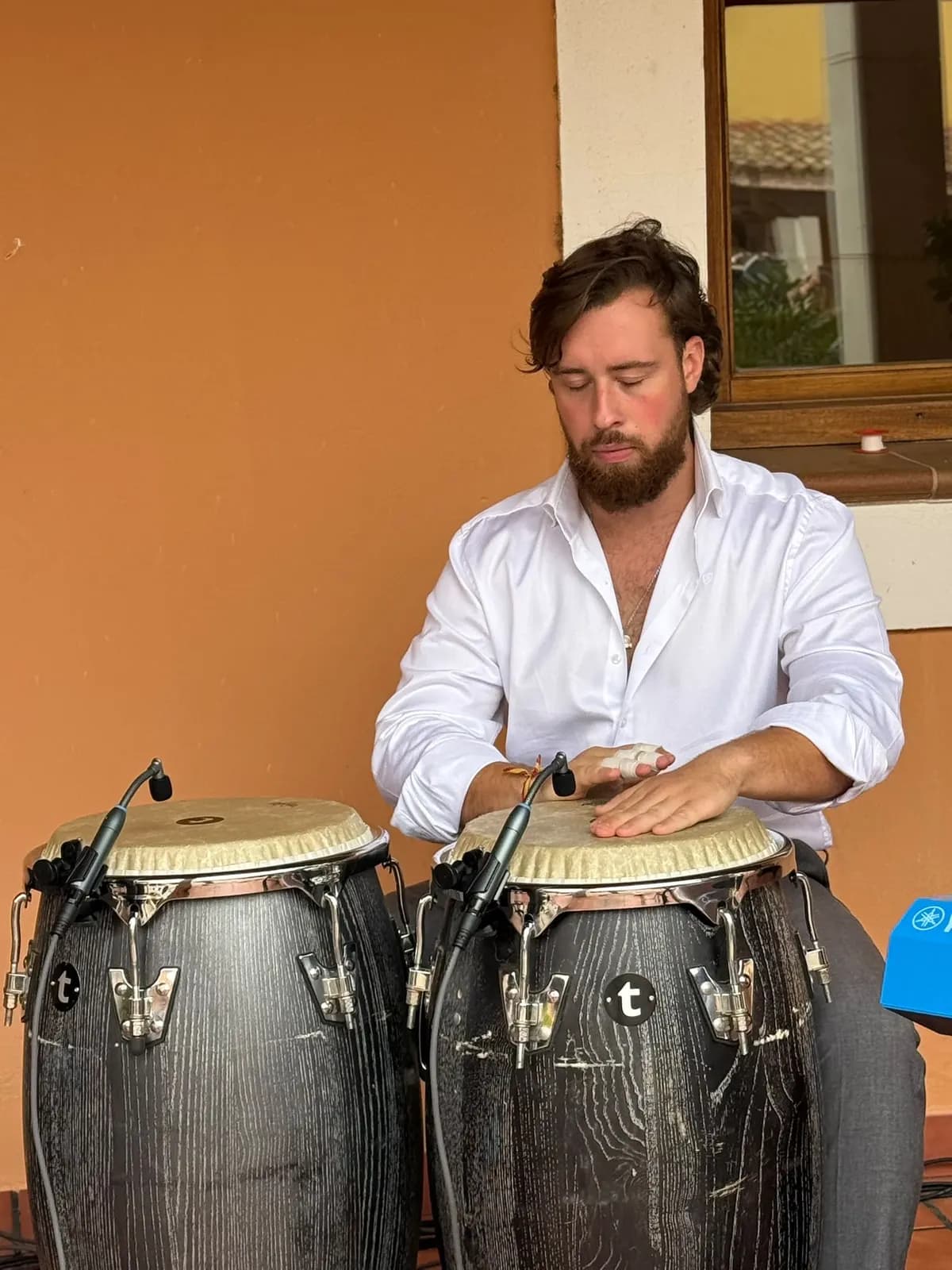 Percussionniste de Califa Jerezano jouant des congas repiquées