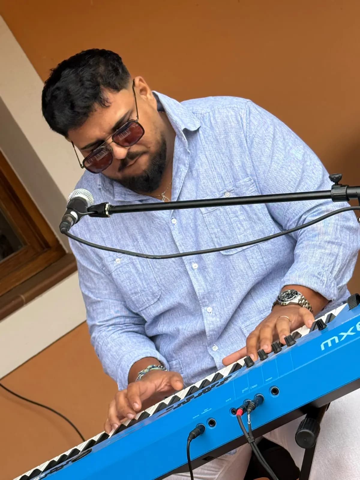 Claviériste de Califa Jerezano avec son micro de chant au mariage de Los Aljibes