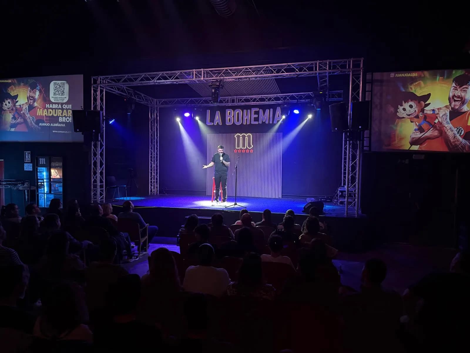 View from the back of La Bohemia with Juanjo Albiñana on stage and the audience seated