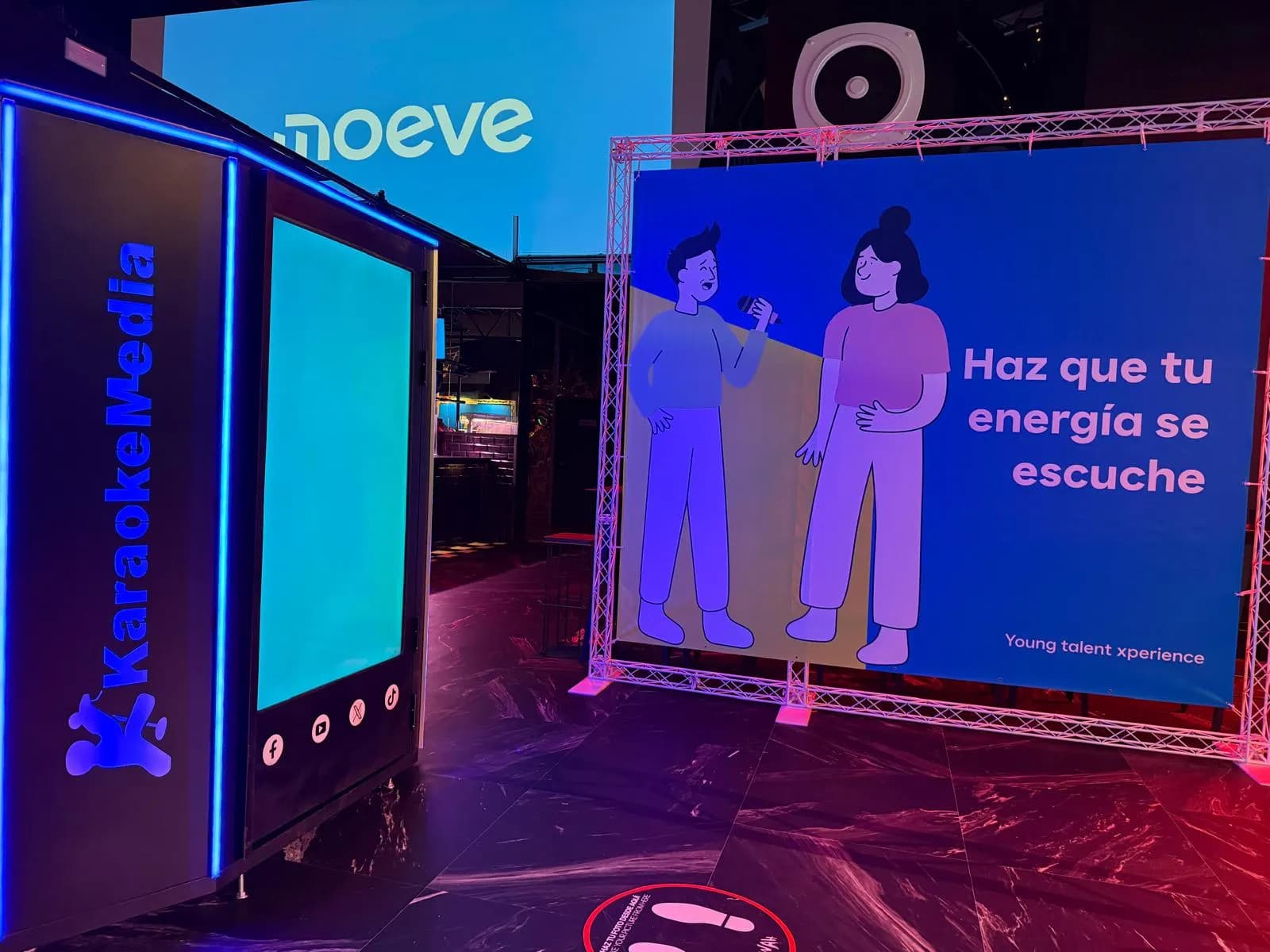 Cabina de karaoke al costat del photocall de Moeve amb el lema «Haz que tu energía se escuche» a IFEMA Madrid