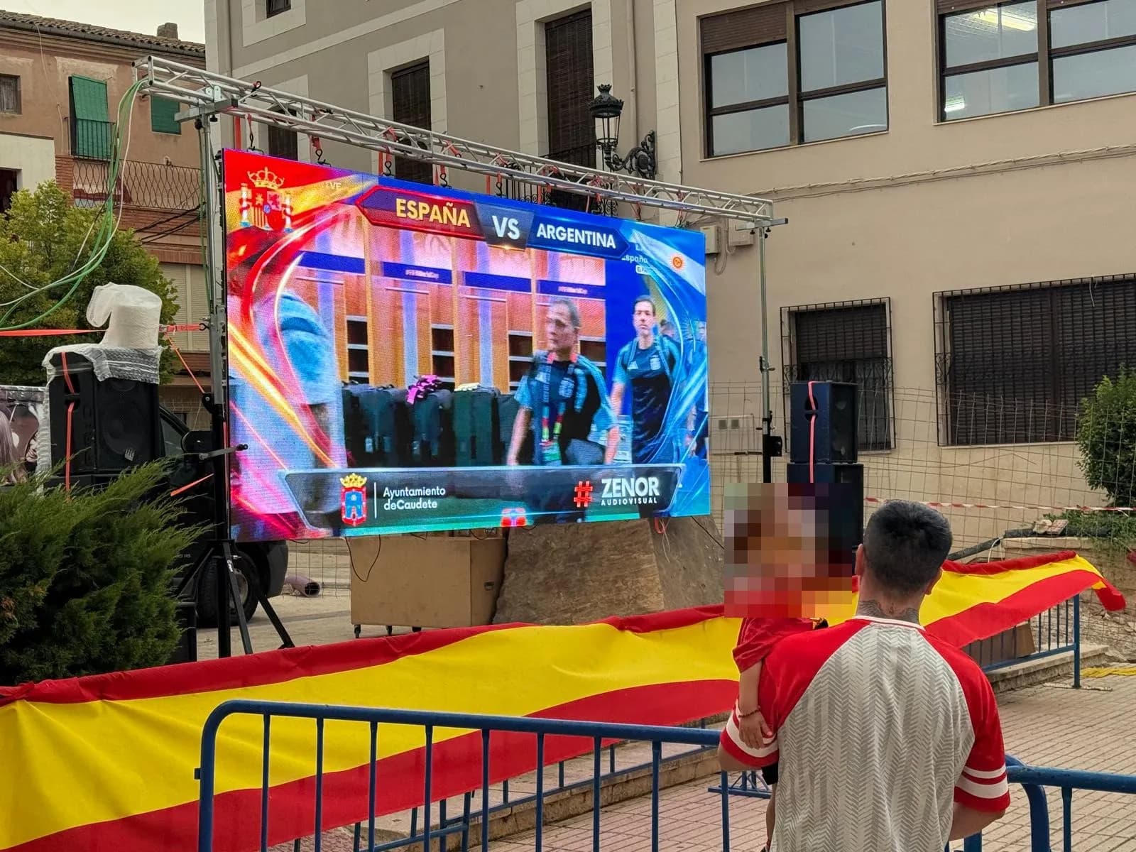 Pantalla LED de 4 × 2 metres penjada d'una estructura de truss a Caudete, amb el rètol Espanya-Argentina i, a sota, els logos de l'Ajuntament de Caudete i de Zenor