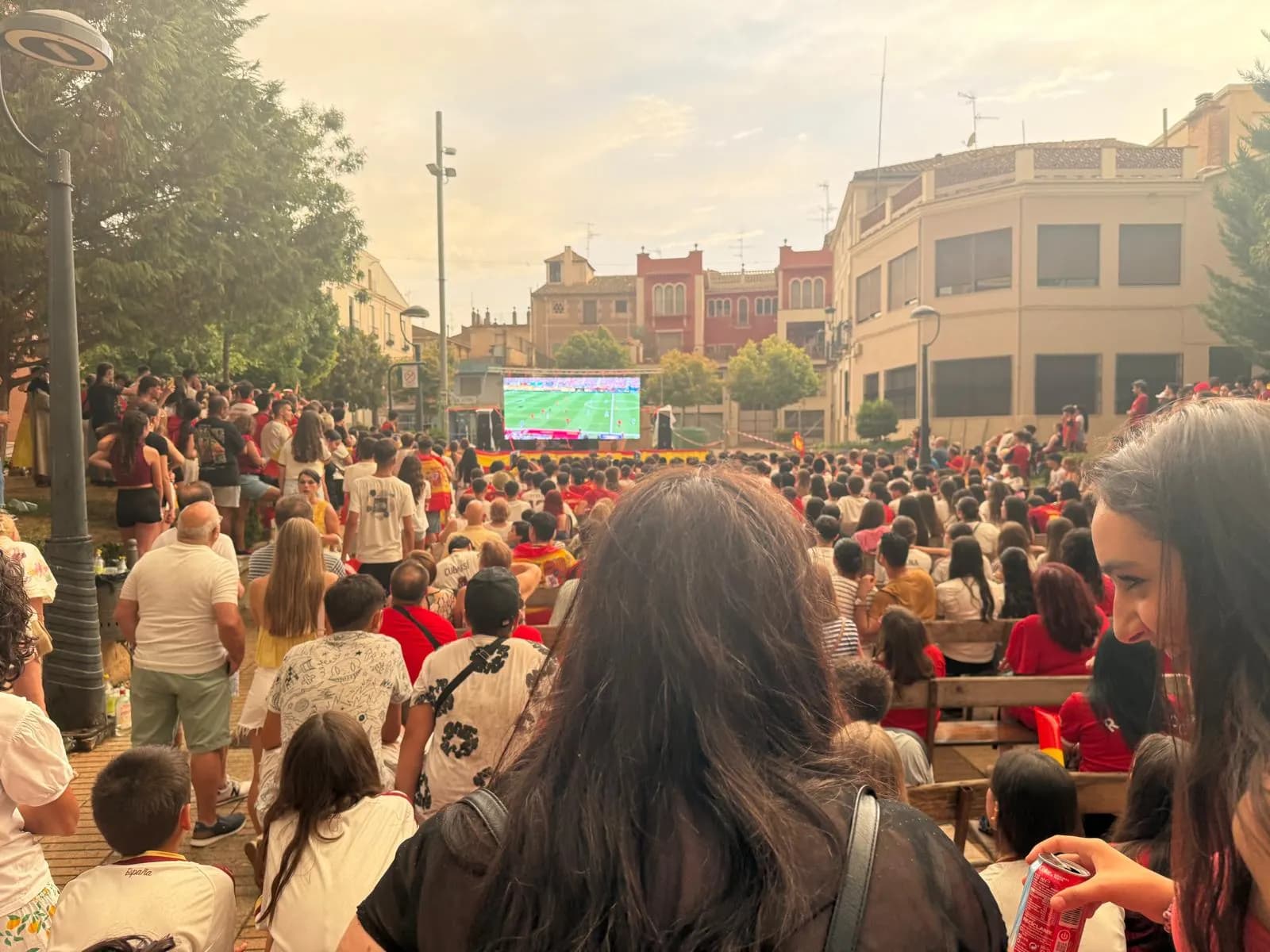 Públic de Caudete davant la pantalla LED amb llum de dia, durant l'Espanya-Argentina