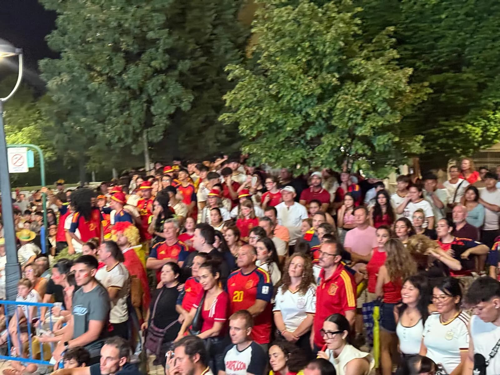 Públic amb samarretes d'Espanya, de nit, a Caudete