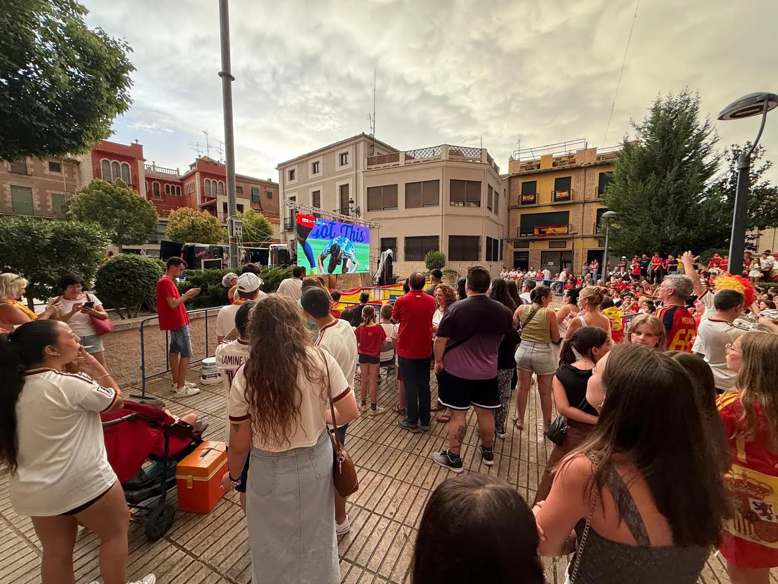 Públic dret davant la pantalla LED amb llum de dia a Caudete