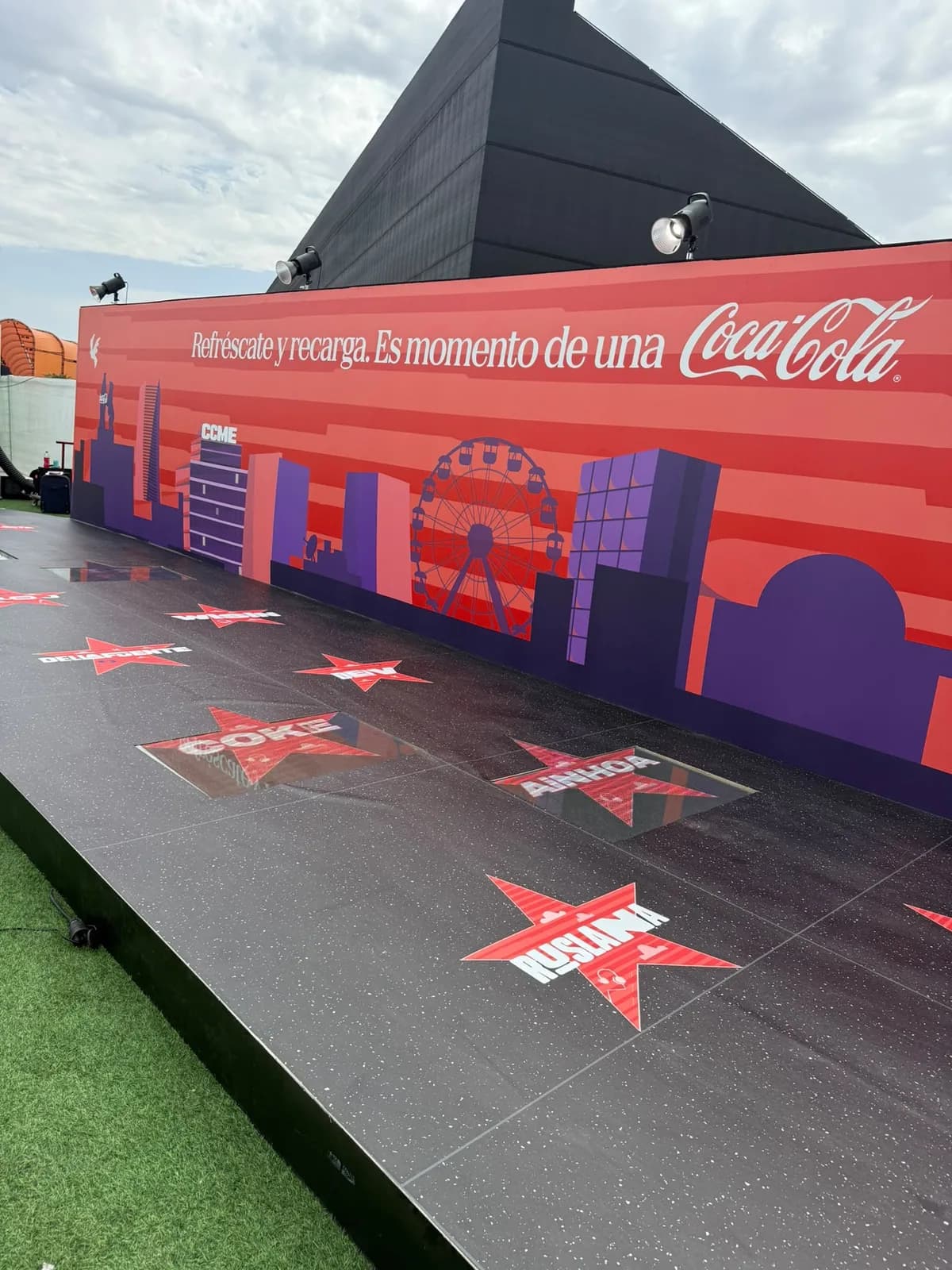Paseo de la fama del Coca-Cola Music Experience 2026 con estrellas de Wisin, Dellafuente, Dei V y Ruslana y baldosas LED
