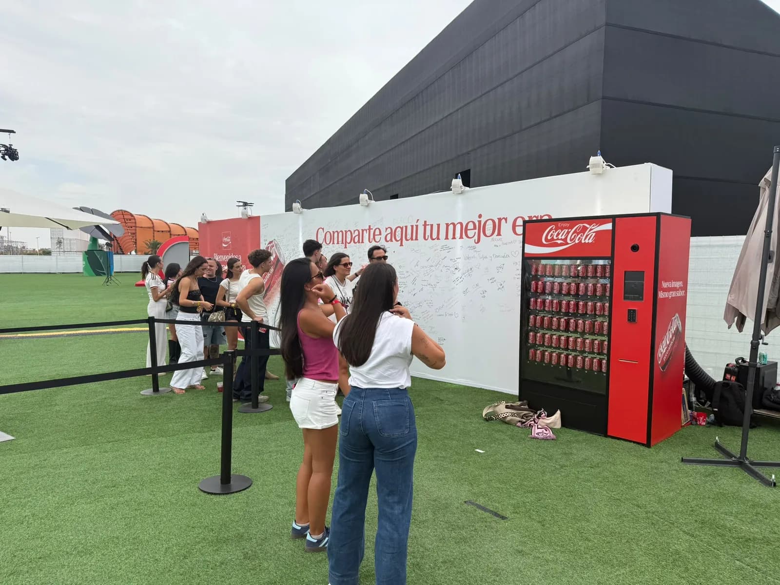 Máquina de vending de Coca-Cola convertida en fotomatón en el Coca-Cola Music Experience 2026, con asistentes haciendo cola